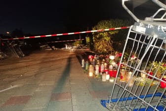 Blumen und Kerzen auf dem Ikea-Parkplatz in Augsburg: Dort starb am Freitag eine 21-Jährige bei einem Unfall mit 200 Stundenkilometern als Beifahrerin.