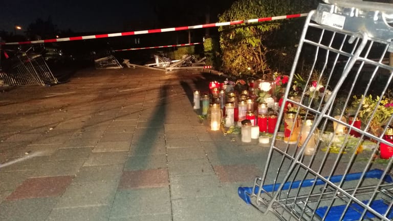 Blumen und Kerzen auf dem Ikea-Parkplatz in Augsburg: Dort starb am Freitag eine 21-Jährige bei einem Unfall mit 200 Stundenkilometern als Beifahrerin.