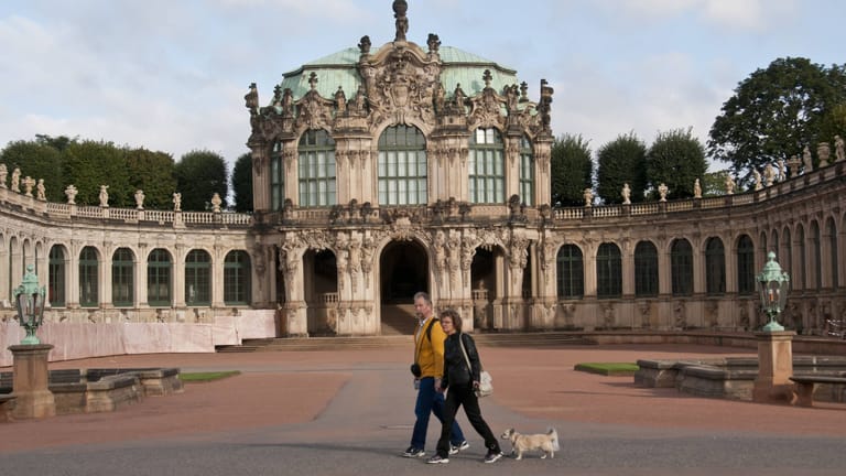 Der Dresdener Zwinger ist das bedeutendste Bauwerk des Spätbarocks in Dresden: Die Sehenswürdigkeit ist ideal für einen Hundespaziergang.