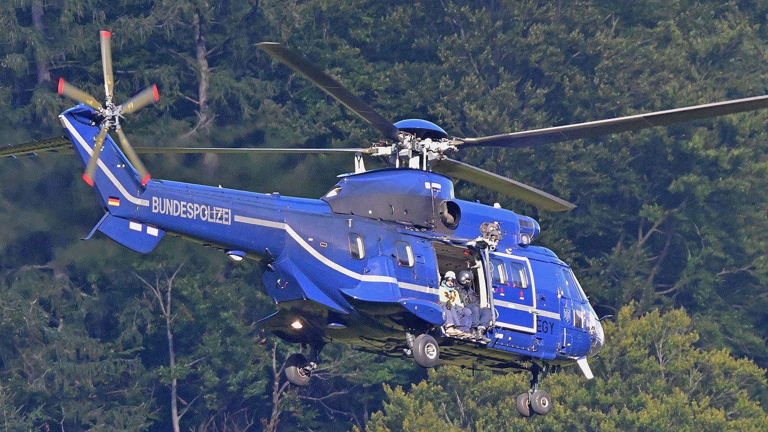 Ein Transporthubschrauber der Bundespolizei unterstützt die Rettungskräfte, um Retter zur Einsatzstelle zu verlegen.