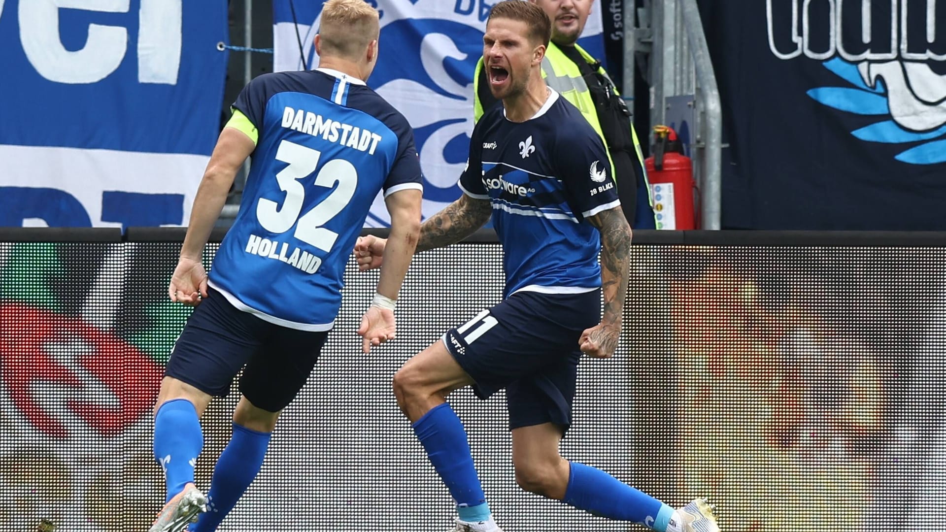 Fabian Holland (l.) feiert mit Tobias Kempe.