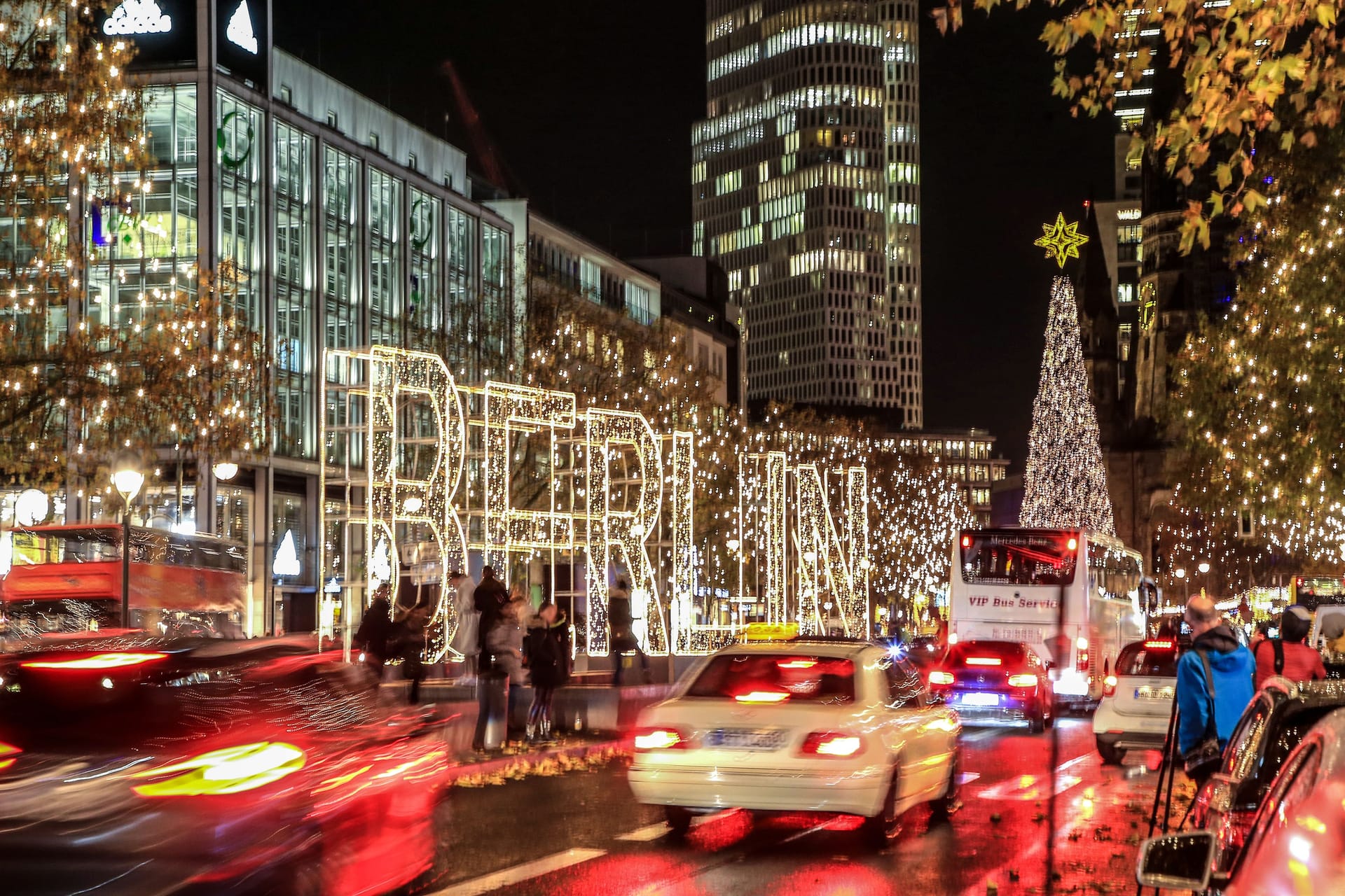 Licht aus: So glanzvoll wie in den letzten Jahren wird der Kurfürstendamm in diesem Winter nicht erstrahlen.