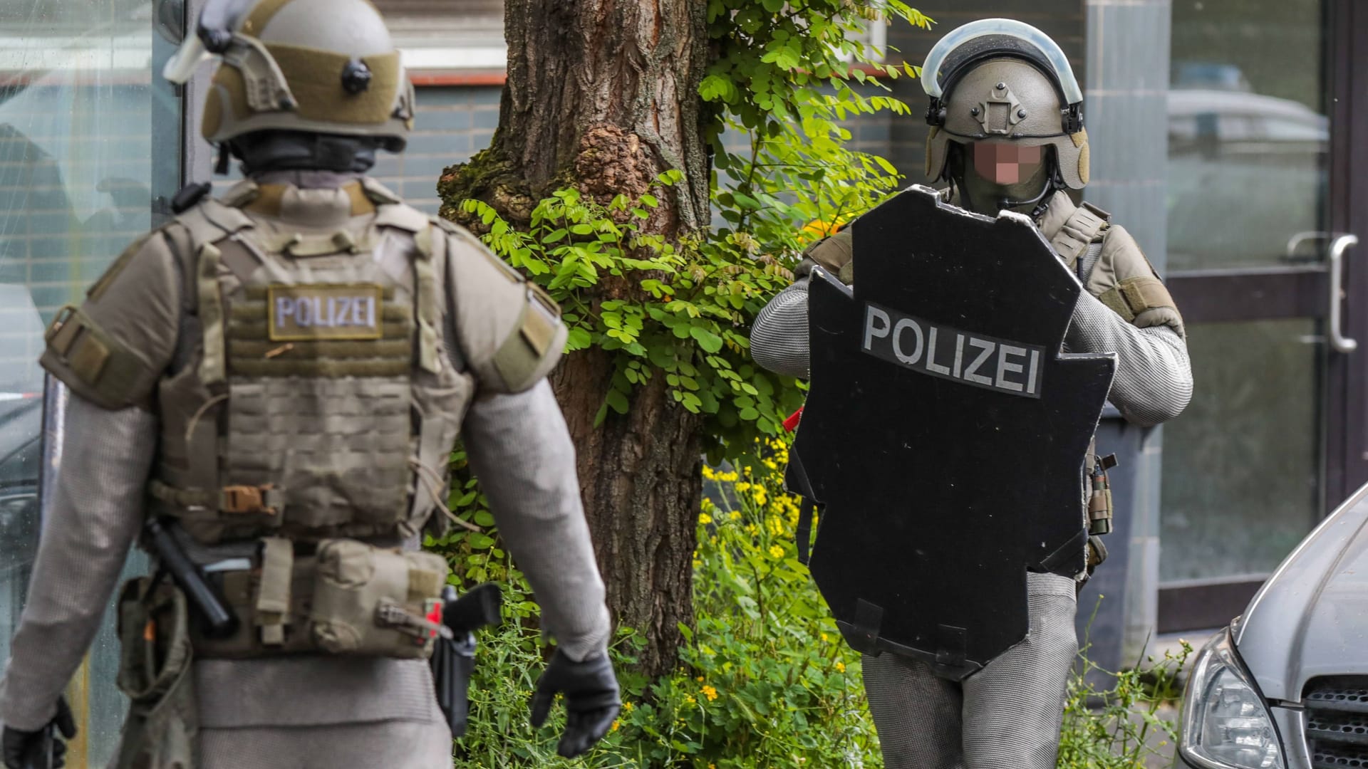 Beamte eines Spezialeinsatzkommandos (Symbolfoto): Die Frau wurde zur Begutachtung in eine psychiatrische Einrichtung gebracht.