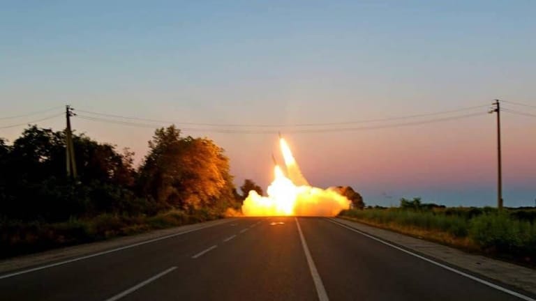 Raketenwerfer Himars (Symbolbild): Die Ukraine meldet mehrere Angriffe auf russische Kommandoposten.