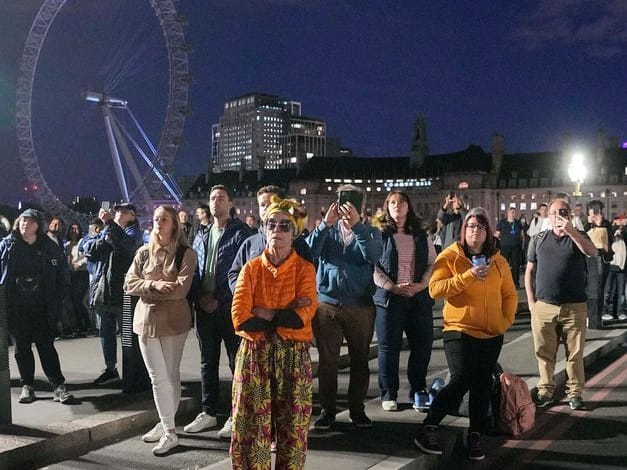 London: Menschen halten eine Schweigeminute für die verstorbene Königin Elizabeth II. auf der Westminster Bridge.