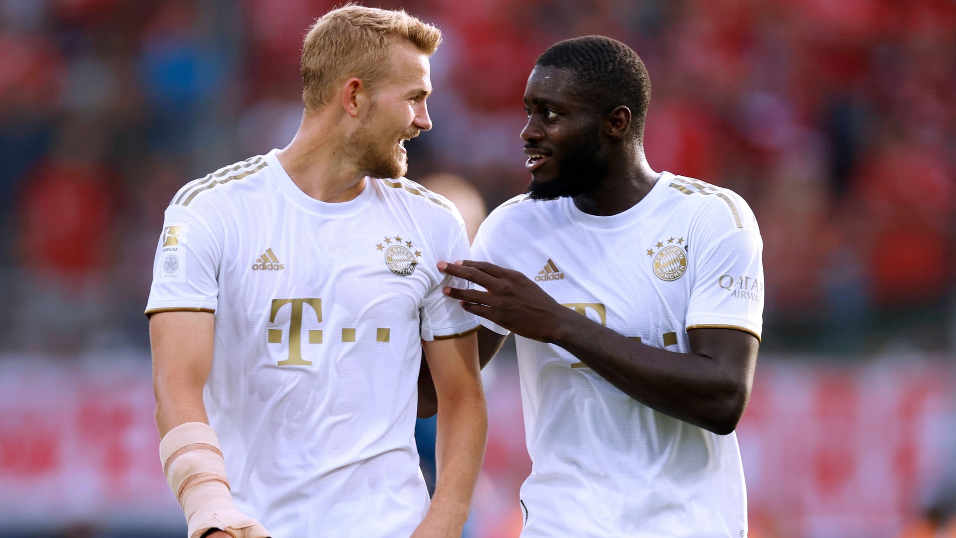 Dayot Upamecano und Matthijs de Ligt (l.): Der Franzose könnte seinen Stammplatz an den Starneuzugang aus Turin verlieren.