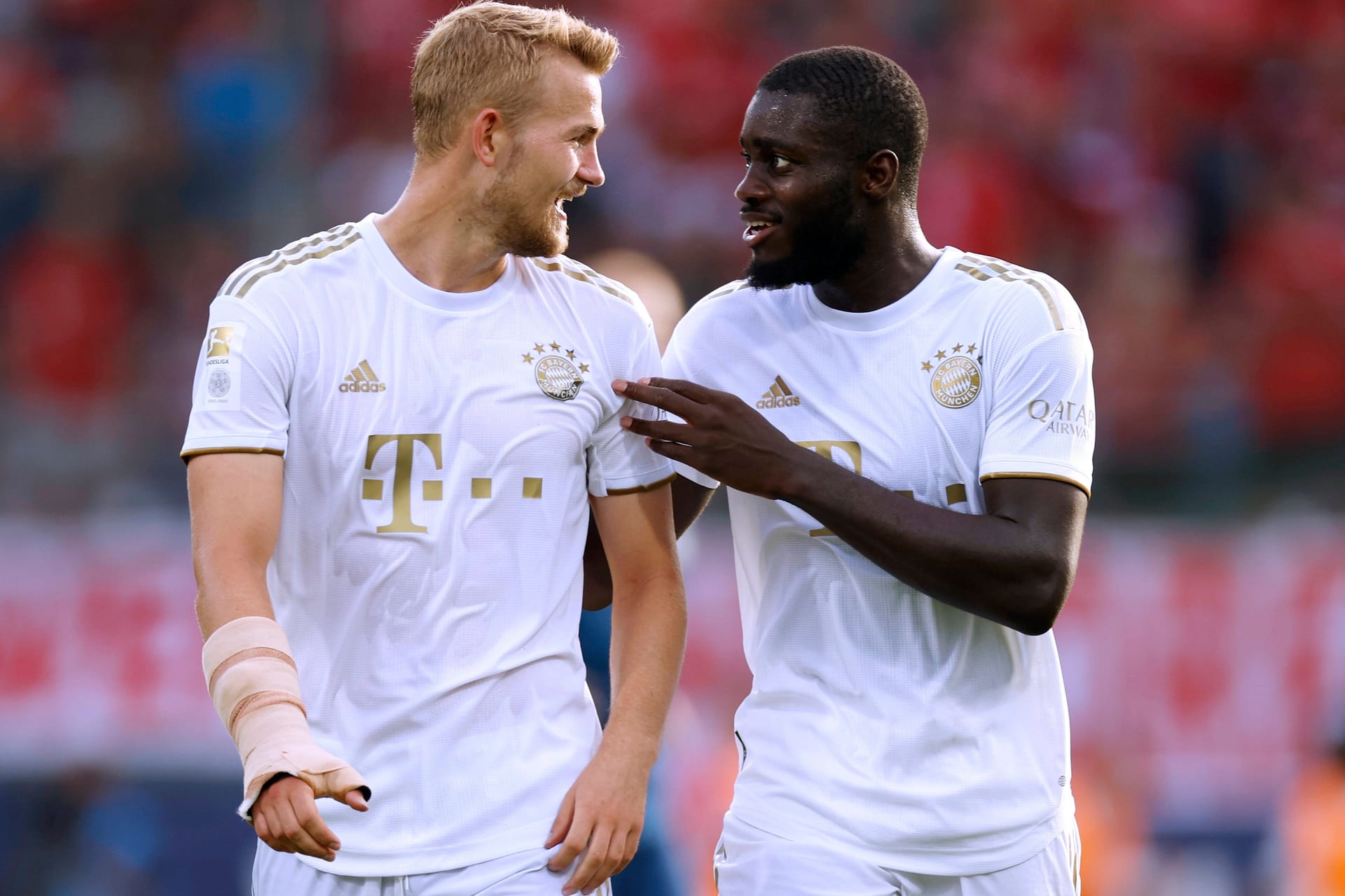 Dayot Upamecano und Matthijs de Ligt (l.): Der Franzose könnte seinen Stammplatz an den Starneuzugang aus Turin verlieren.