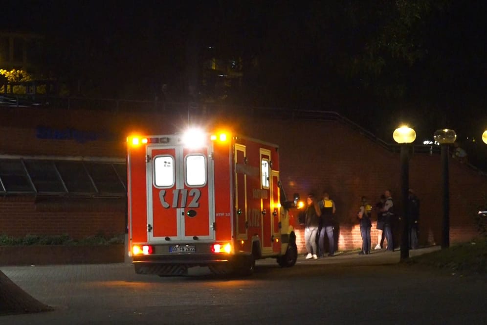 Ein Krankenwagen eilte zum Einsatzort: Zwei Männer schlugen auf einen 34-Jährigen ein.