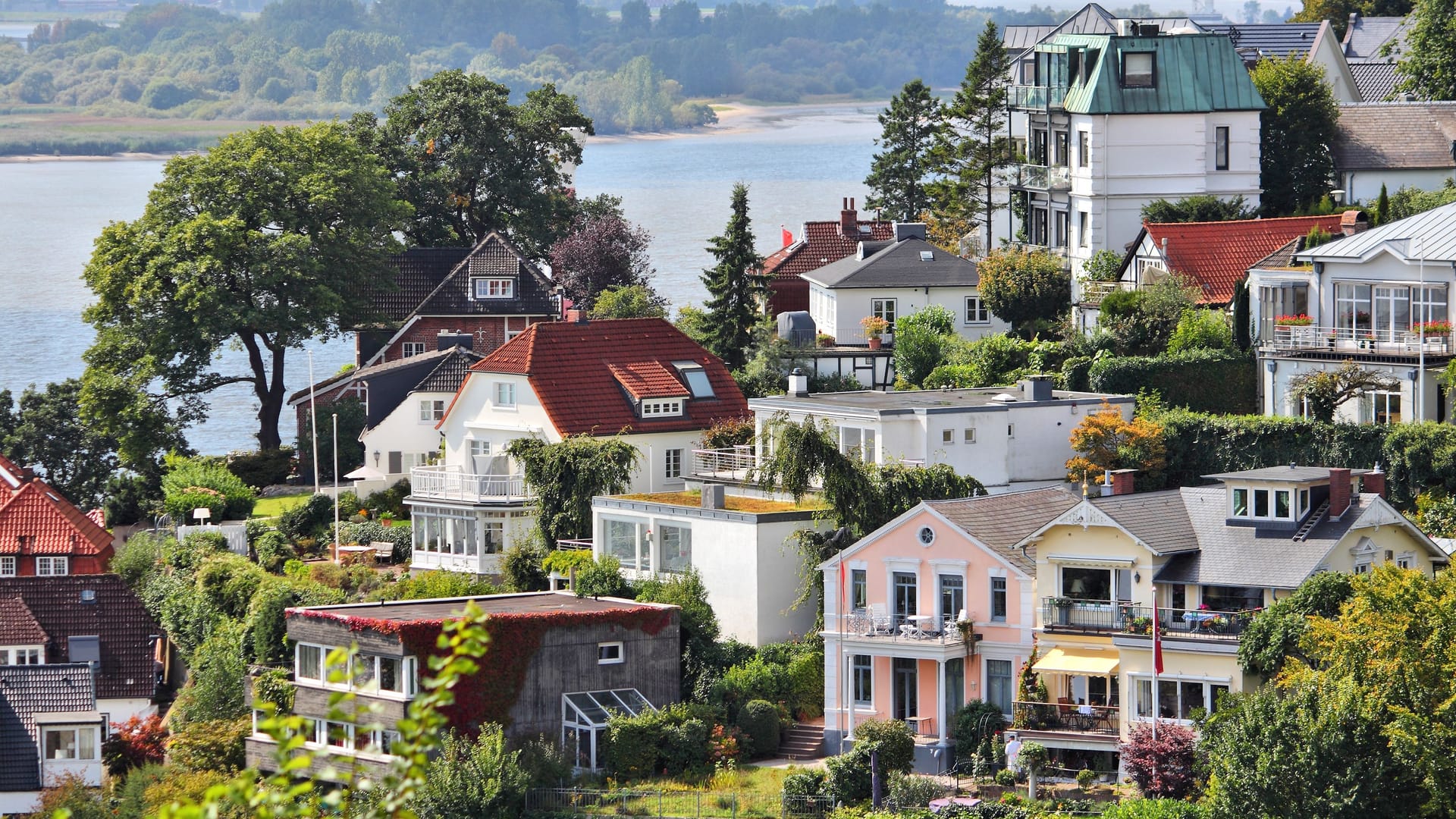 Häuser im Hamburger Stadtteil Blankenese (Symbolbild): Hamburg hat bei der Grundsteuerreform ein eigenes Berechnungsmodell gewählt.