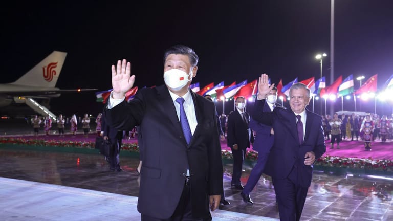 Chinas Staatspräsident Xi Jinping bei seiner Ankunft in Usbekistan: Es ist seine erste Auslandsreise seit mehr als zweieinhalb Jahren.