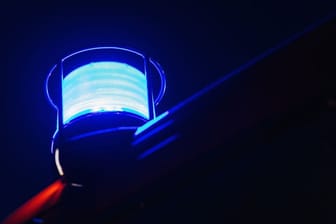 Blaulicht leuchtet auf dem Dach eines Feuerwehrfahrzeugs (Symbolfoto). Bei fünf Bewohnern bestand der Verdacht auf eine Rauchgasvergiftung.