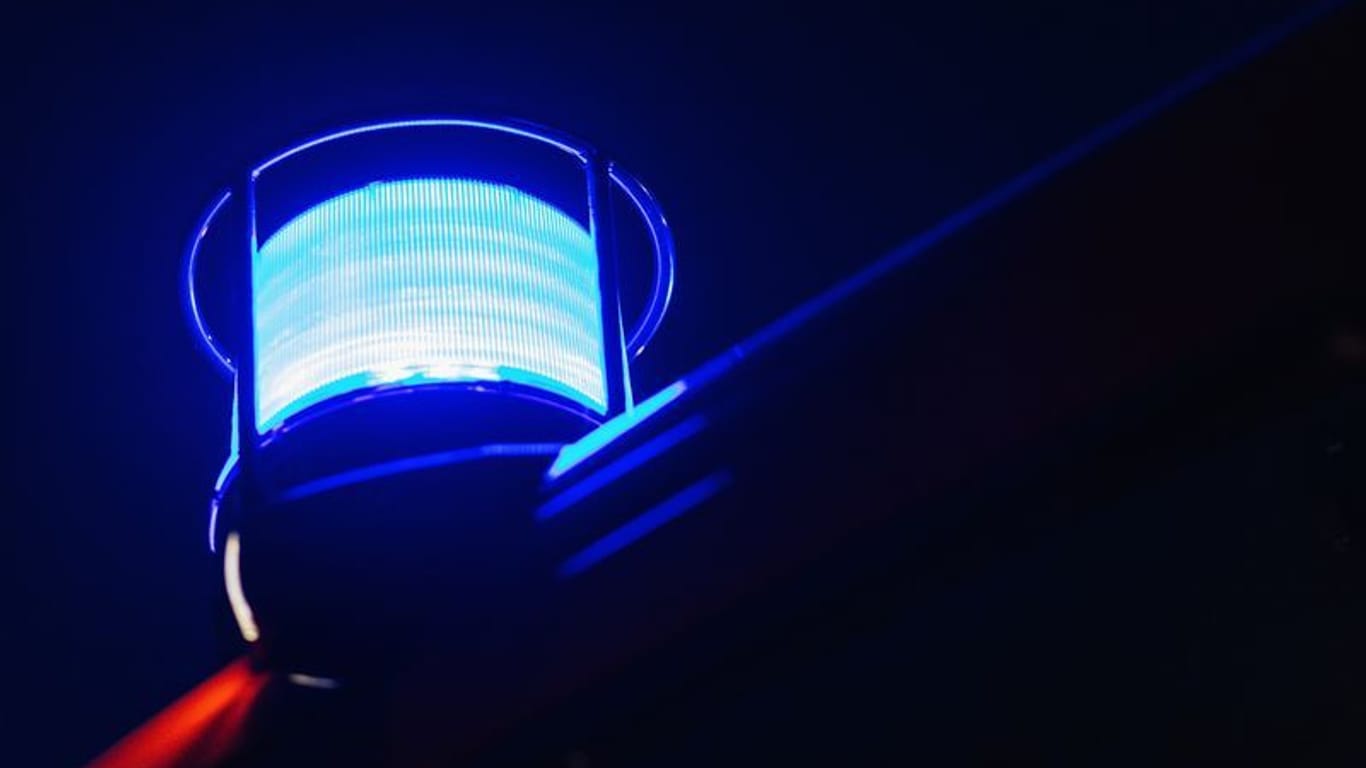 Blaulicht leuchtet auf dem Dach eines Feuerwehrfahrzeugs (Symbolfoto). Bei fünf Bewohnern bestand der Verdacht auf eine Rauchgasvergiftung.