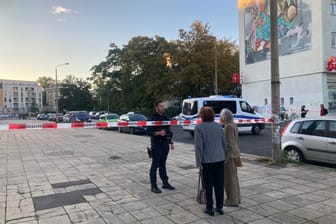 Absperrung in Leipzig: Ein Polizist informiert die beiden Frauen, dass sie nicht mehr in das abgesperrte Gebiet dürfen. Die Stadt hat Notunterkünfte eingerichtet.