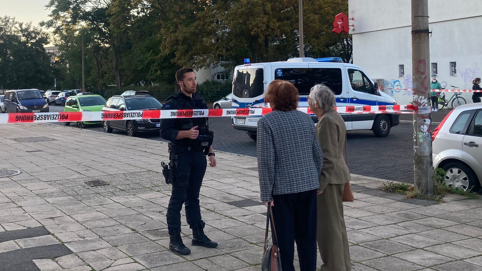 Absperrung in Leipzig: Ein Polizist informiert die beiden Frauen, dass sie nicht mehr in das abgesperrte Gebiet dürfen. Die Stadt hat Notunterkünfte eingerichtet.