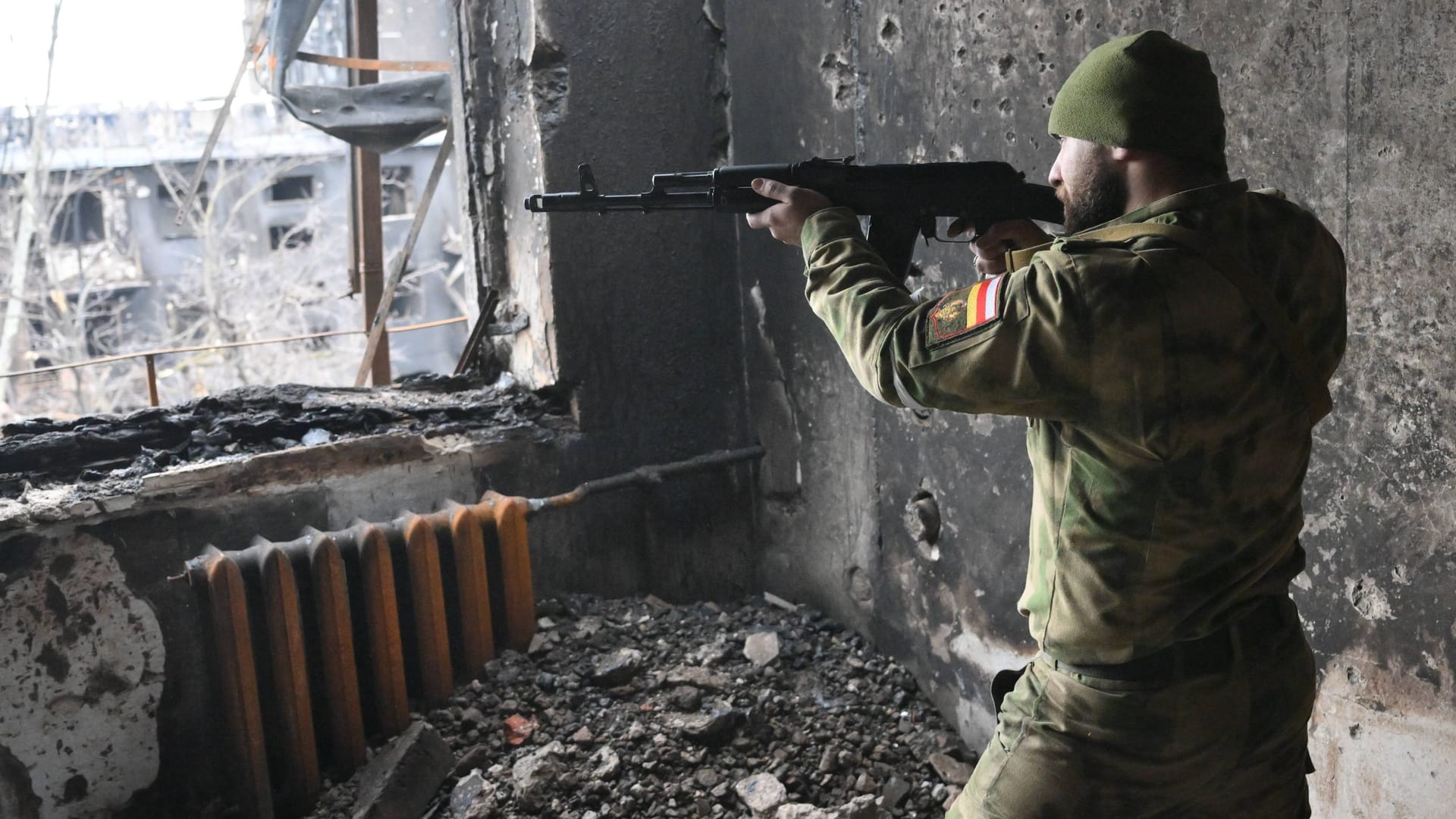 Russischer Kämpfer mit Kalaschnikow in einem Haus in Mariupol (Archivbild).