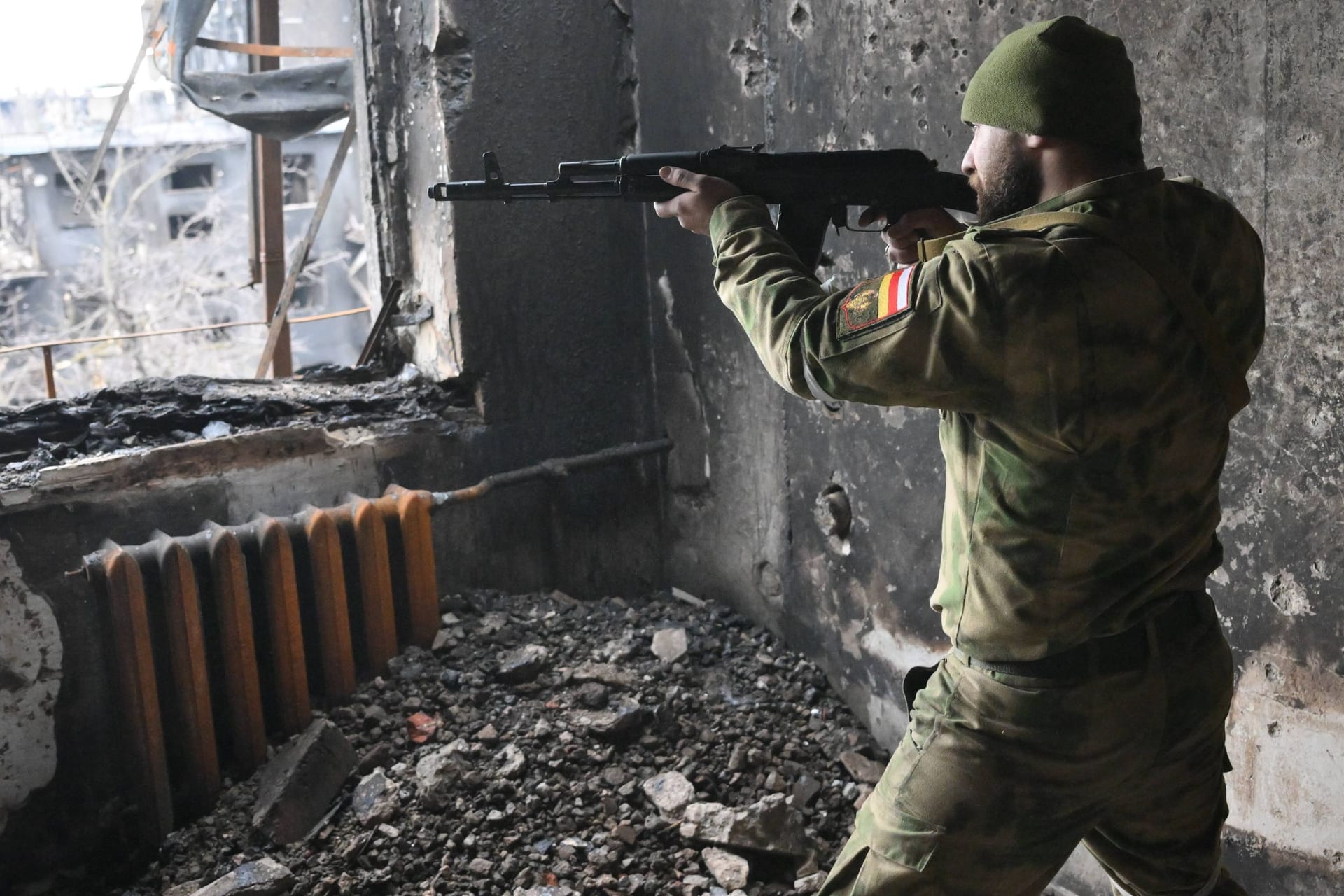 Russischer Kämpfer mit Kalaschnikow in einem Haus in Mariupol (Archivbild).