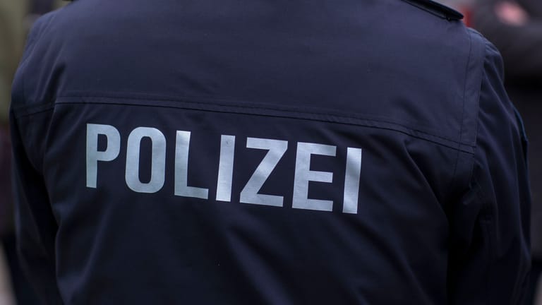 "Polizei" steht auf der Uniform eines Polizisten: Die Beamten konnten eine vermisste Jugendliche aufgreifen.