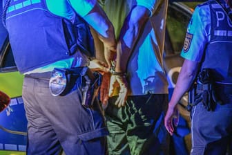 Festnahme eines Verdächtigen (Symbolfoto): Die Bremer Polizei will Straßenräubern das Leben schwer machen.