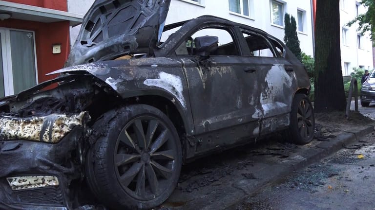 Abgebranntes Auto in der Dortmunder Innenstadt: Unbekannte haben mutmaßlich drei Autos in Brand gesetzt.