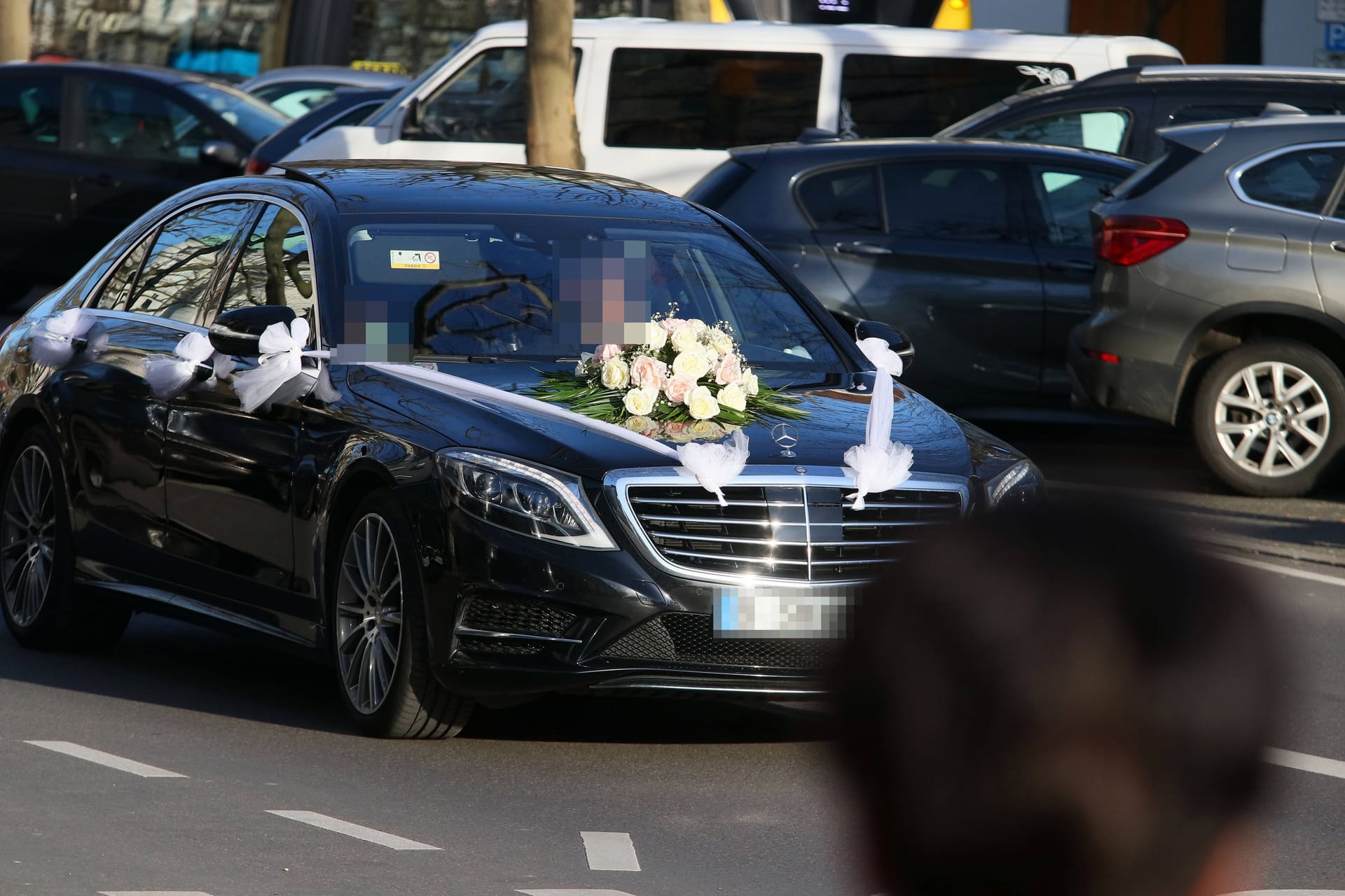 Das Auto eines Hochzeitskorsos in Berlin (Archivbild): Erneut sind viele hochmotorige Wagen in der Hauptstadt gestoppt worden.