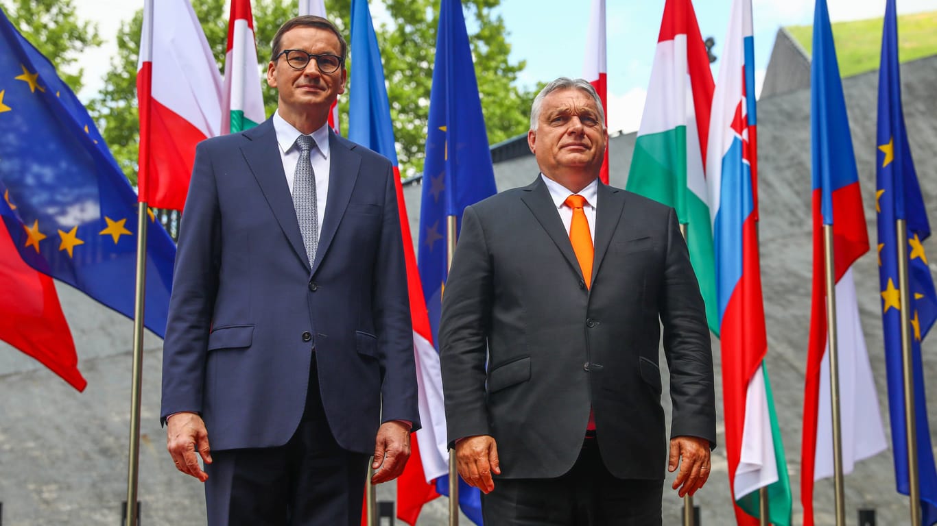 Morawiecki (l.) und Orban (Archiv): Polen will gegen die von der EU angekündigten Kürzungen stimmen.