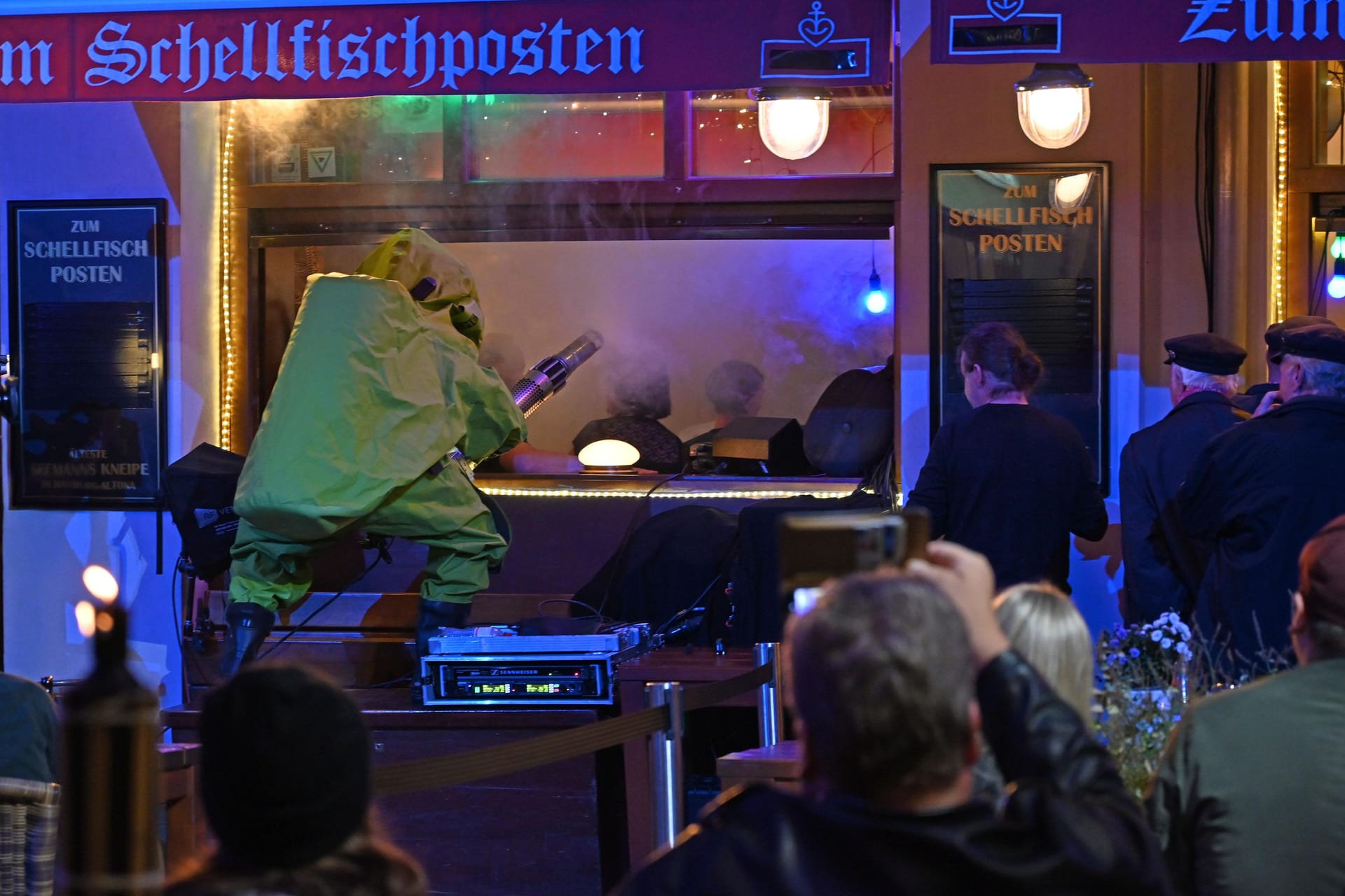 Die Location wird von einem Mitglied der Band Deichkind ausgeräuchert: Die Hamburger legten einen schrillen Auftritt bei "Inas Nacht" hin.