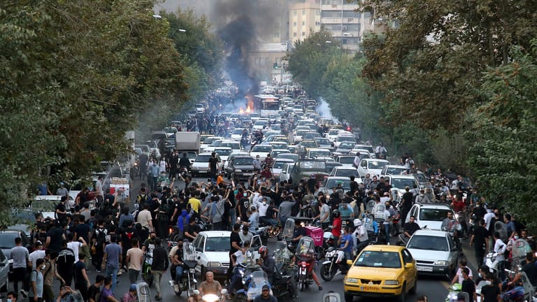Demonstranten in der Innenstadt von Teheran: Ausgelöst wurde die Protestwelle vom Tod der 22-jährigen Mahsa Amini.