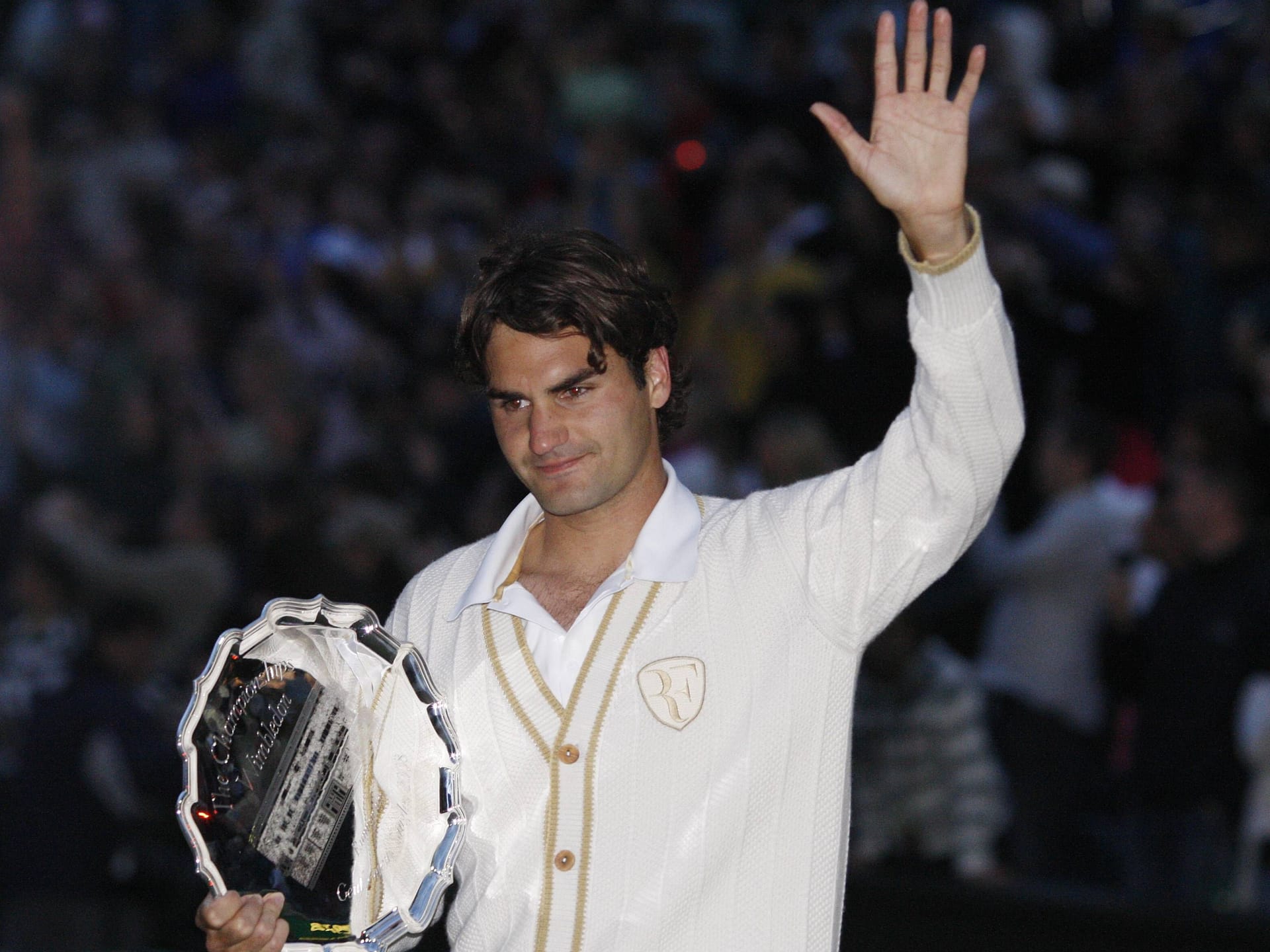 Wimbledon 2008: Doch Federer hat in seiner langen Karriere auch schmerzhafte Niederlagen zu verkraften. So unter anderem beim Wimbledon-Finale 2008. Bei einbrechender Dunkelheit verliert der Schweizer den fünften Satz gegen Rafael Nadal. Nach fünf Titeln in Folge verlässt Federer den berühmten Centre-Court erstmals wieder als Verlierer.