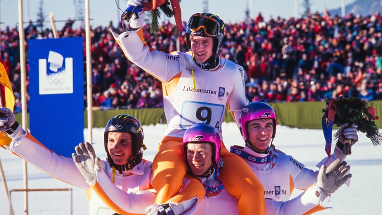Jens Weißflog holte in Lillehammer bei den Olympischen Spielen Gold von der Großschanze: Hier jubelt er auf den Schultern von Hansjörg Jäckle, Dieter Thoma und Christoph Duffner (v.l.n.r.).