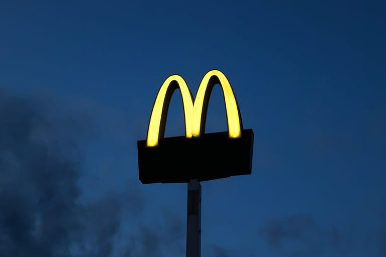 Das Logo von McDonald's am Nachthimmel: In der Filiale in Bremen-Hemelingen scheint Hygiene ein Problem zu sein.
