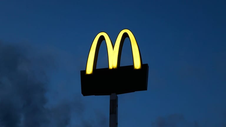Das Logo von McDonald's am Nachthimmel: In der Filiale in Bremen-Hemelingen scheint Hygiene ein Problem zu sein.