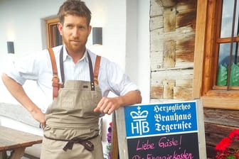 Wirt Josef Wolfgang Bogner vor seinem Gasthaus in Rottach-Egern. Er verlangt nun einen Euro Eintritt.