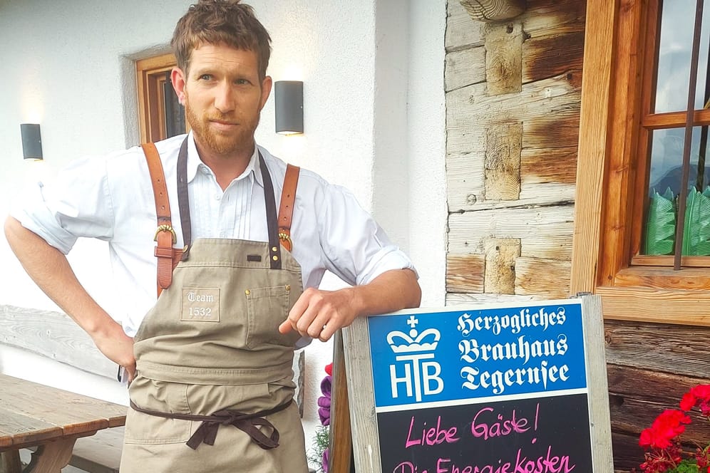 Wirt Josef Wolfgang Bogner vor seinem Gasthaus in Rottach-Egern. Er verlangt nun einen Euro Eintritt.