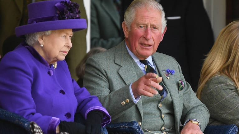 Die Queen und Prinz Charles 2019 beim Braemar Gathering: Der damalige Prince of Wales wird nach dem Tod seiner Mutter zum König von Großbritannien.