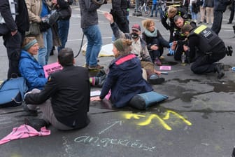 Aktivisten von Extinction Rebellion protestierten auf der Straße: In einer Reihe von Protesten blockiert die Gruppe eine Parteizentrale.