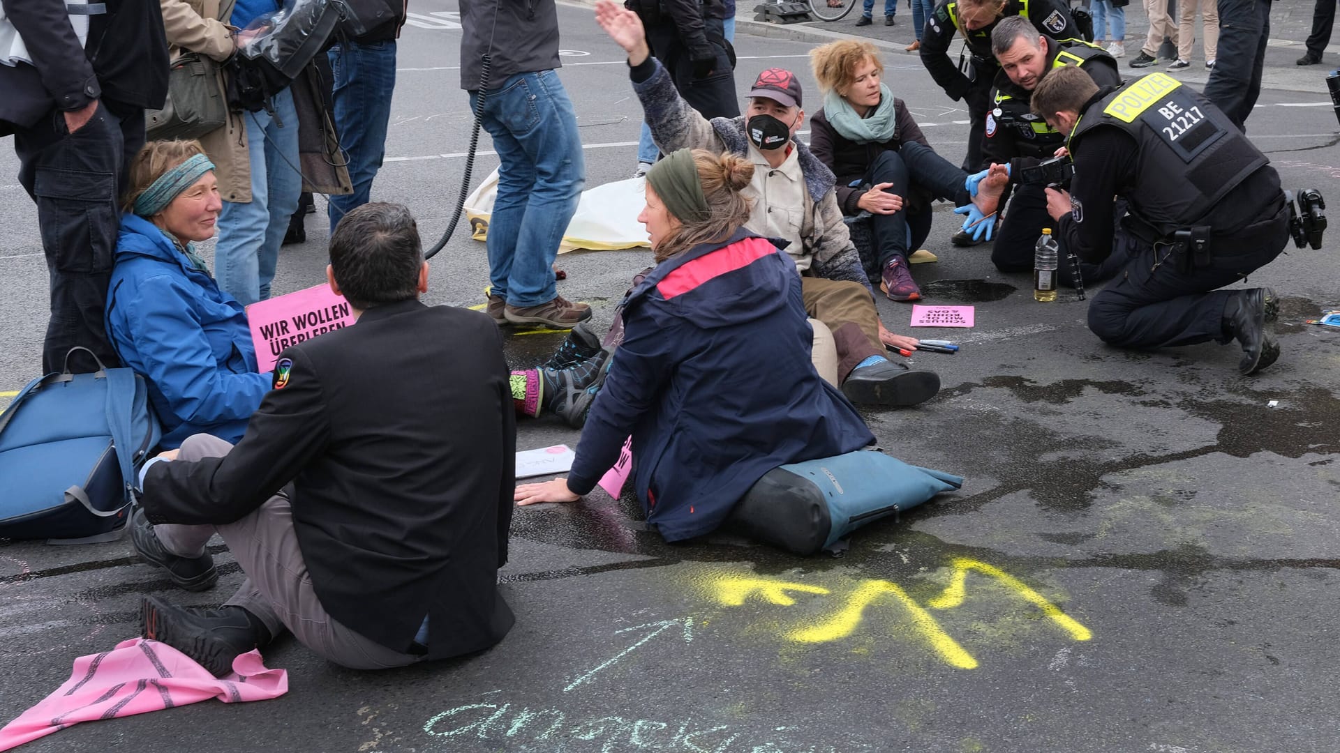 Aktivisten von Extinction Rebellion protestierten auf der Straße: In einer Reihe von Protesten blockiert die Gruppe eine Parteizentrale.