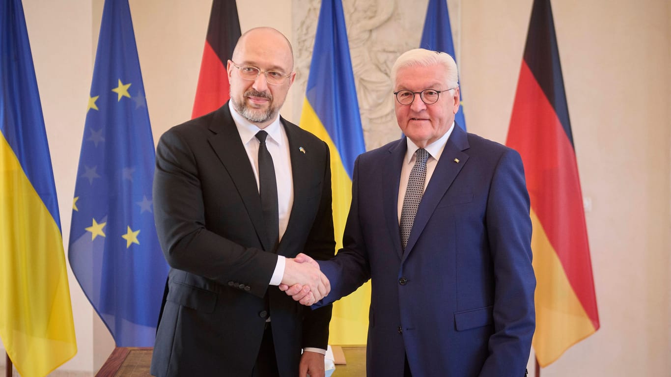 Denys Schmyhal (links) und Frank-Walter Steinmeier: Der ukrainische Ministerpräsident hat den Bundespräsidenten während seines Berlin-Besuchs um weitere schwere Waffen gebeten.