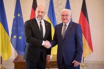 Denys Schmyhal (links) und Frank-Walter Steinmeier: Der ukrainische Ministerpräsident hat den Bundespräsidenten während seines Berlin-Besuchs um weitere schwere Waffen gebeten.