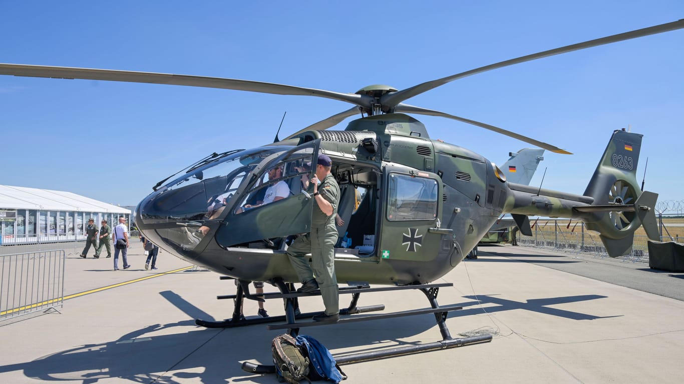 Ein Bundeswehr-Hubschrauber vom Typ EC 135 bei der Internationalen Luft- und Raumfahrtausstellung in Berlin: Der EC 135 wird für Übungsflüge genutzt.
