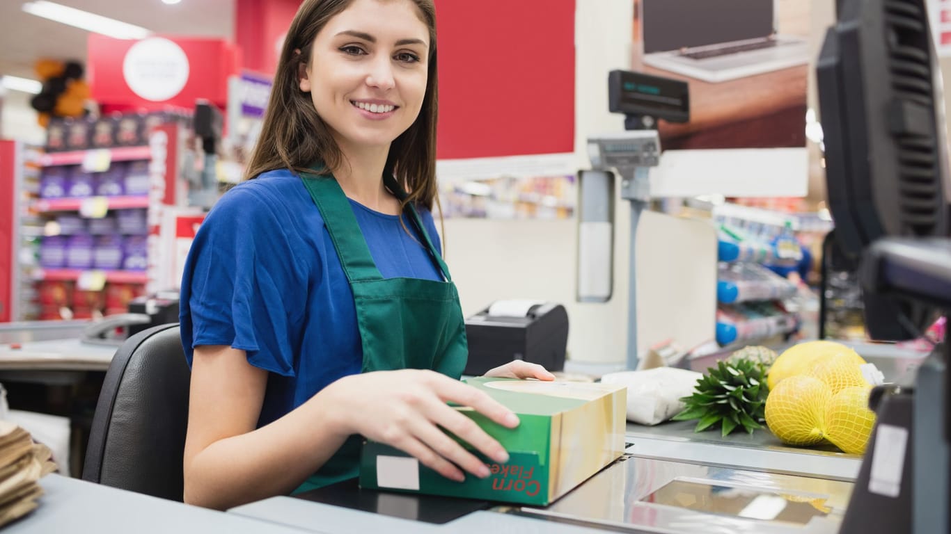 Kassenarbeit: Einige Kunden wollen die Supermarktarbeiter gerne mit einer finanziellen Aufmerksamkeit belohnen.