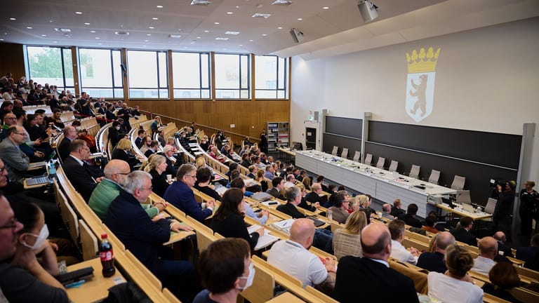 Gut gefüllt ist der Hörsaal der Freien Universität Berlin in Dahlem bei der Verhandlung des Verfassungsgerichts: Das Verfassungsgericht verhandelt über die Gültigkeit der Berliner Wahl 2021.