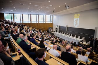 Gut gefüllt ist der Hörsaal der Freien Universität Berlin in Dahlem bei der Verhandlung des Verfassungsgerichts: Das Verfassungsgericht verhandelt über die Gültigkeit der Berliner Wahl 2021.
