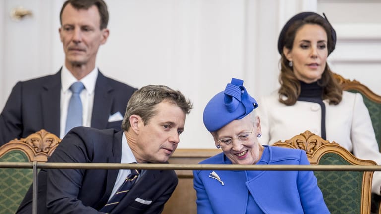 Prinz Joachim mit Ehefrau Marie, Bruder Prinz Frederik und Mutter Königin Margrethe II.