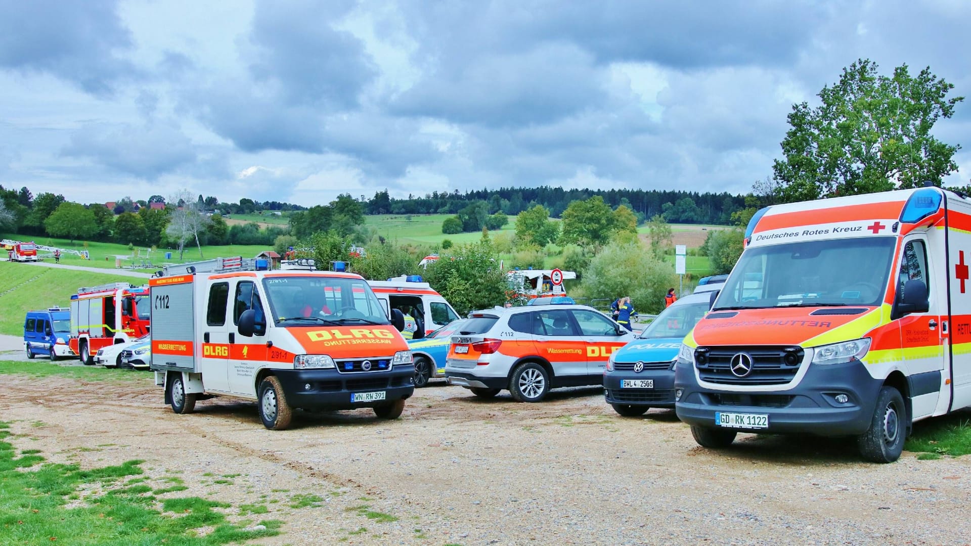 Mit einem Großaufgebot waren die Helfer vor Ort: Bisher fand sich keine Spur der Vermissten. Mit einem Großaufgebot waren die Helfer vor Ort: Bisher fand sich keine Spur der Vermissten.