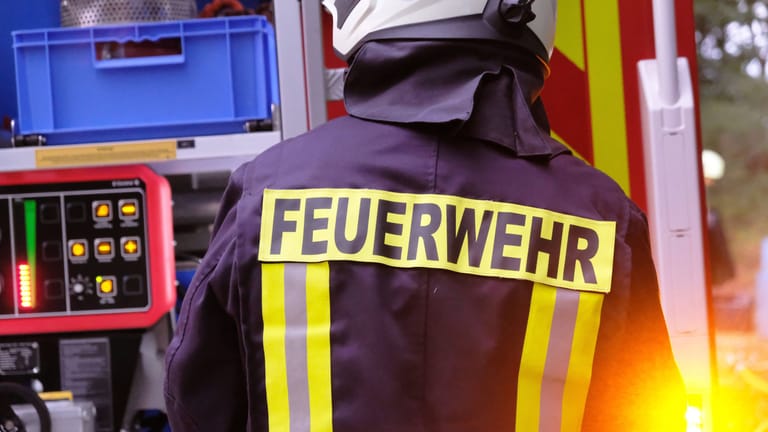 Ein Feuerwehrmann im Einsatz (Symbolbild): Bei einem Brand in Hannover wurden am Wochenende mehrere Personen gerettet.