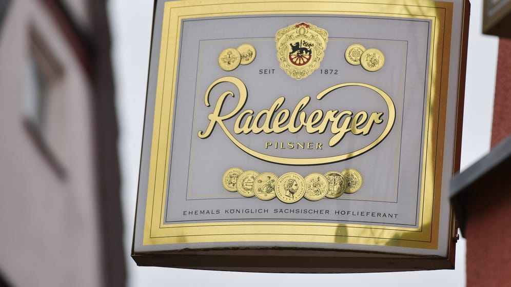 Logo der Radeberger-Brauerei (Symbolbild): Die Braugruppe leidet unter gestiegenen Kosten.