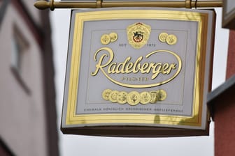 Logo der Radeberger-Brauerei (Symbolbild): Die Braugruppe leidet unter gestiegenen Kosten.