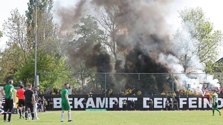 Während und nach dem Derby zwischen BSG Chemie Leipzig und dem 1. FC Lokomotive in der Regionalliga gab es Ausschreitungen.