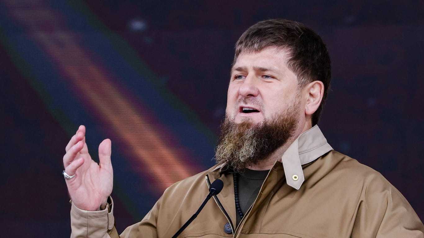 Rasman Kadyrow bei einer Ansprache: Auf Telegram sprach er jetzt von einem wohlverdienten unbefristeten Urlaub.