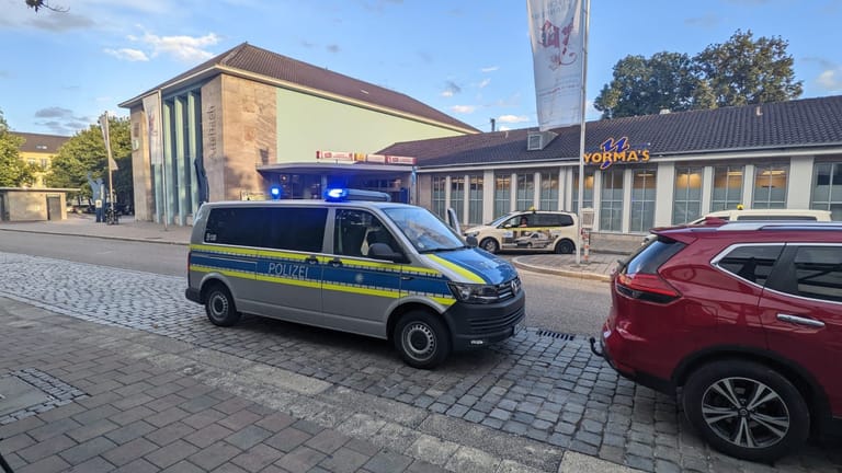 Bahnhof in Ansbach (Archivbild): Polizisten hatten dort im September einen Mann erschossen.